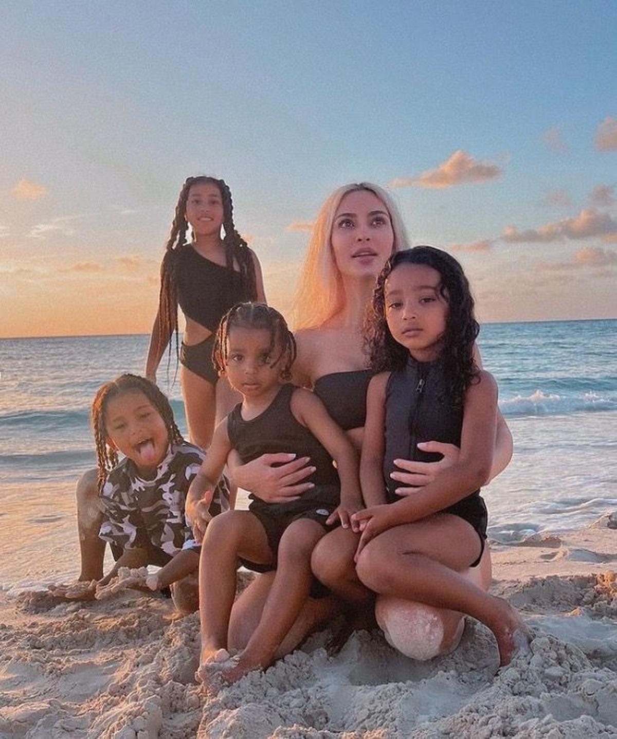  | Kim junto a sus cuatro hijos.
Fuente: Instagram @kimkardashian