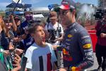 VIDEO: Checo Pérez cumple el sueño de un niño que burló la seguridad en Red Bull Show Run
