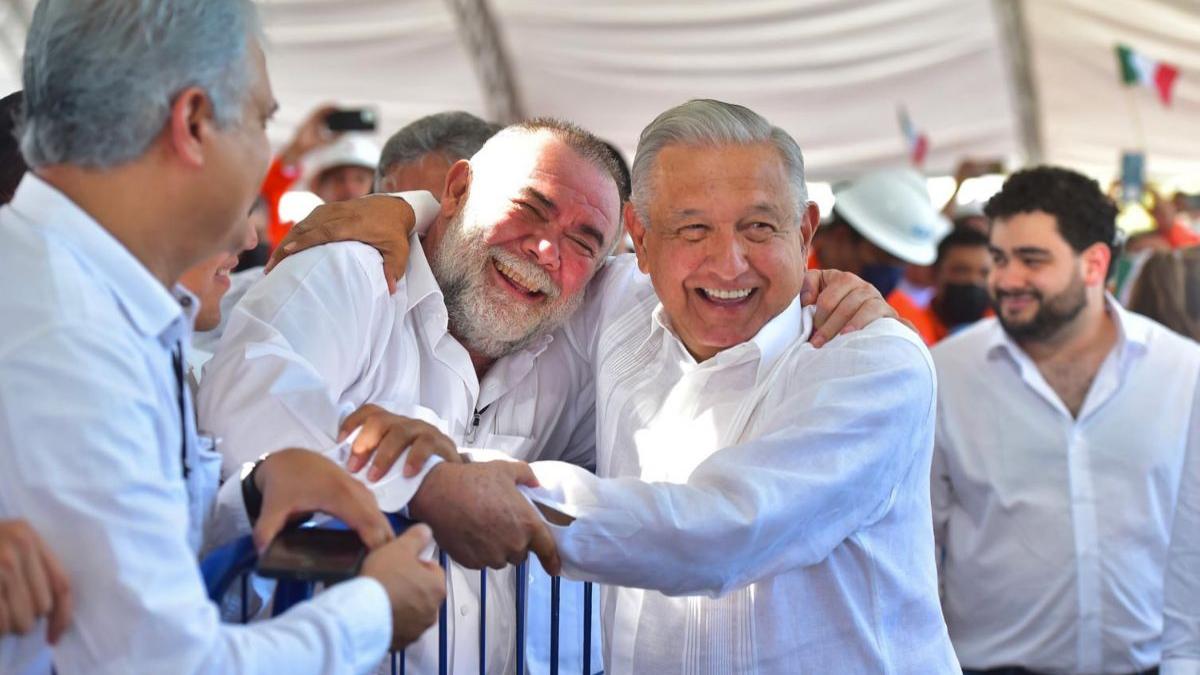  | El presidente AMLO no dudó en abrazar a Jesús Ochoa en cuanto lo vio.