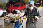 Abuelito se vuelve viral por vender gelatinas para pagar operación de su nieto