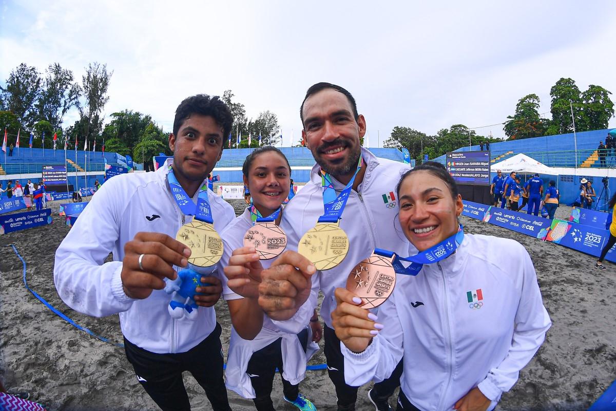  Juan Virgen y Miguel Sarabia |  Juan Virgen y Miguel Sarabia dieron un histórico Oro a México en el voleibol de playa. | Foto: Mexsport