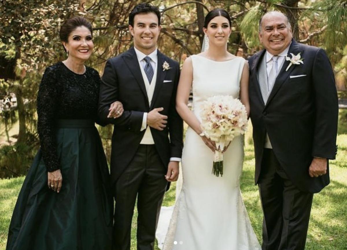 Instagram @schecoperez | Foto en la boda de Carola Martínez y Sergio Pérez acompañados de los padres de Checo.