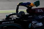 Multan a Lewis Hamilton por desabrocharse el cinturón de seguridad en el GP de Brasil