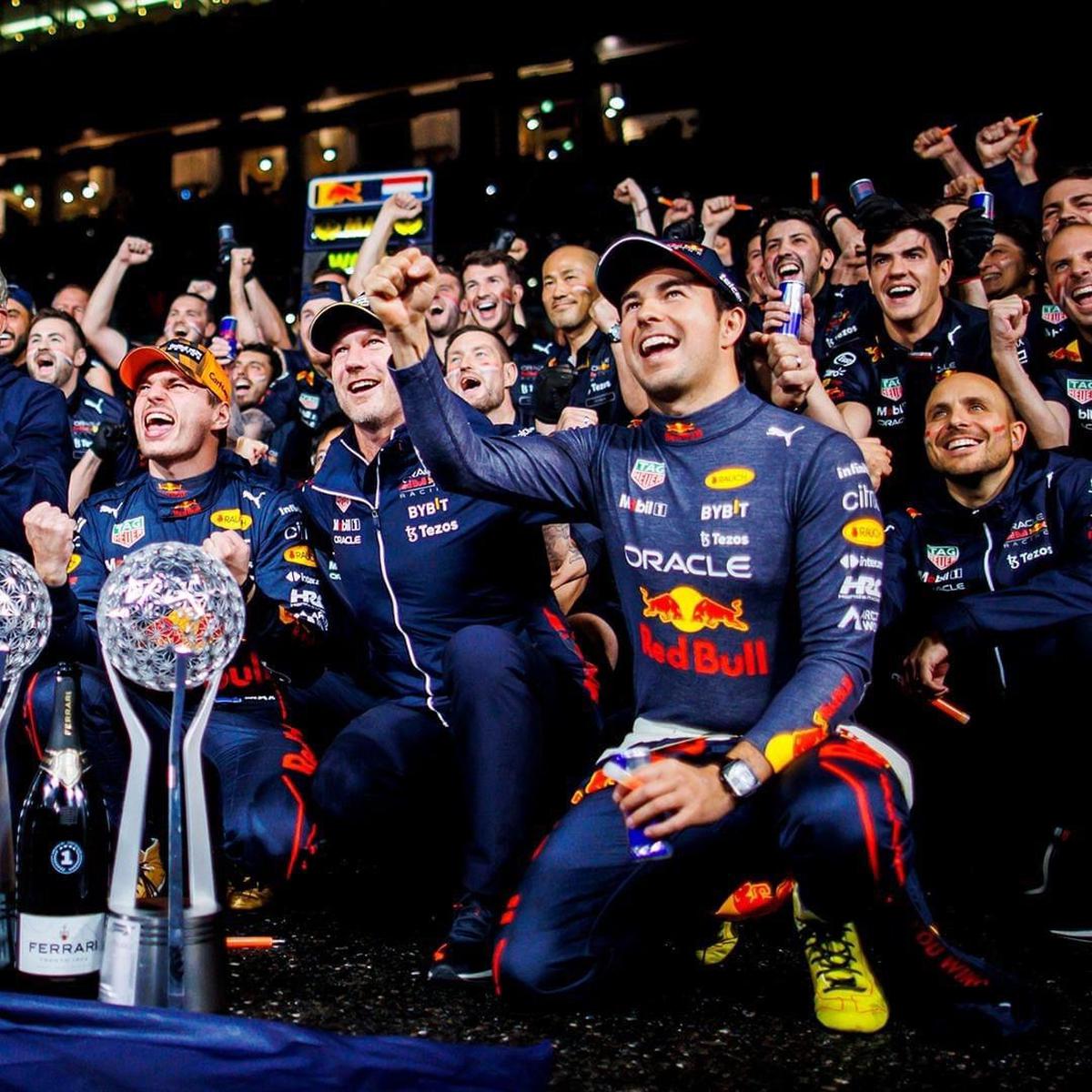  | Verstappen, Horner y Pérez celebrando el 1-2 y el campeonato de "Max" | Crédito: Oracle Red Bull Racing