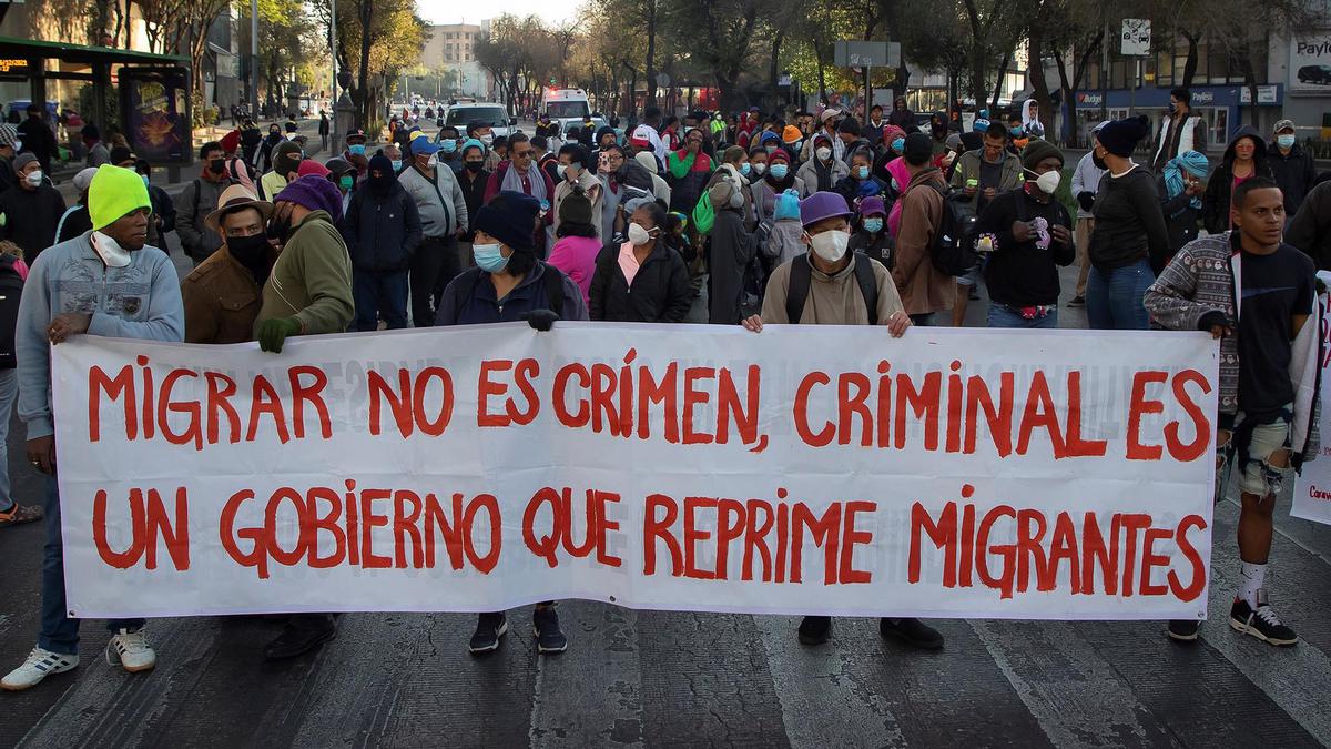 Manifestación de migrantes para pedir libre tránsito por México. Foto: EFE