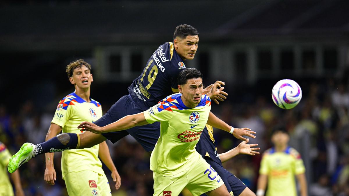 Pumas y América se enfrascaron en un duelo de patadas en media cancha. | Mexsport