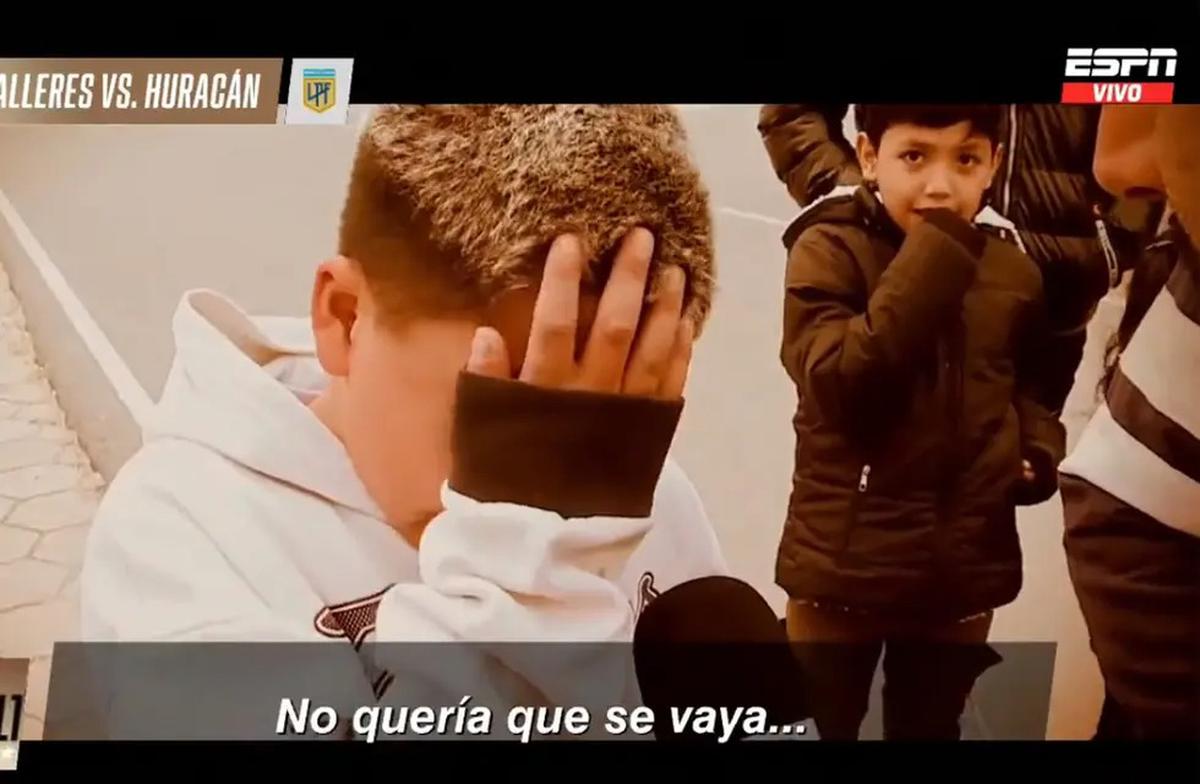 Liga argentina | Un niño argentino no pudo contener las lágrimas tras la ida de Diego Valoyes a México. Crédito: captura.