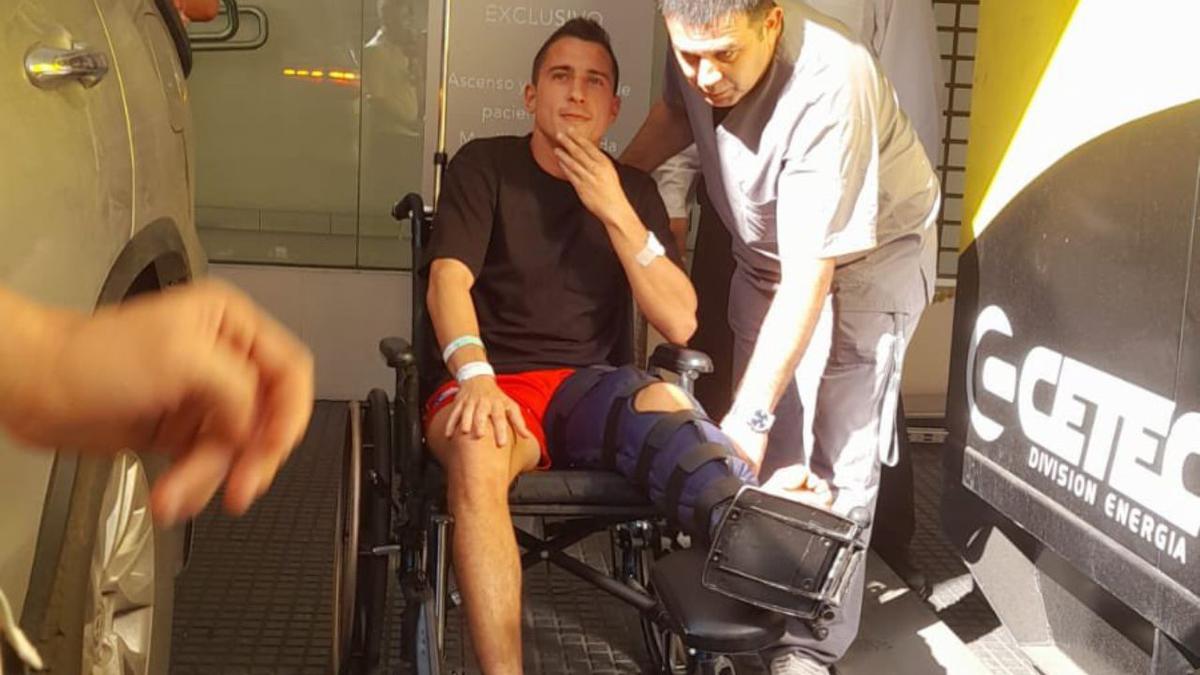 Luciano Sánchez fue dado de alta. | El jugador argentino dejó el hospital en silla de ruedas. (Twitter: @okdobleamarilla)