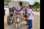 Don Chalo llega en burro a vacunarse contra COVID en Tamaulipas y se hace viral