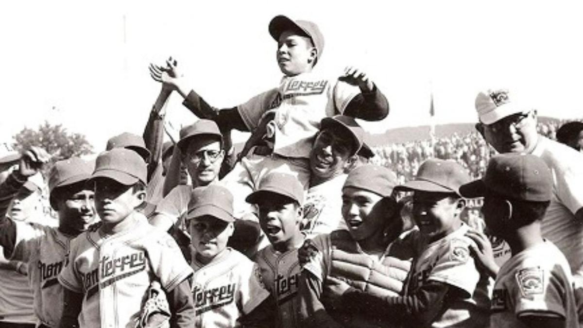 Ángel Macías | A los 12 años hizo historia en béisbol. Crédito: Variedades.