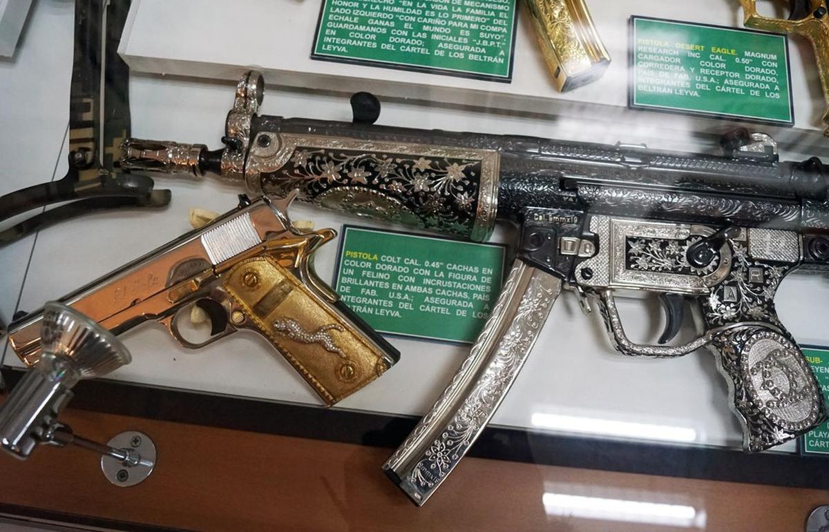 Museo del Narco CDMX | En el Museo del Narco verás una serie de armas que se hicieron para los capos de la droga.