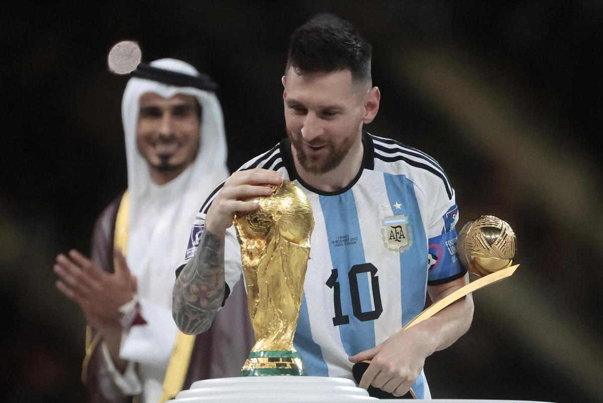 Foto: EFE | Lionel Messi besa la Copa del Mundo.