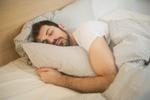¿Es mejor dormir con o sin almohada?