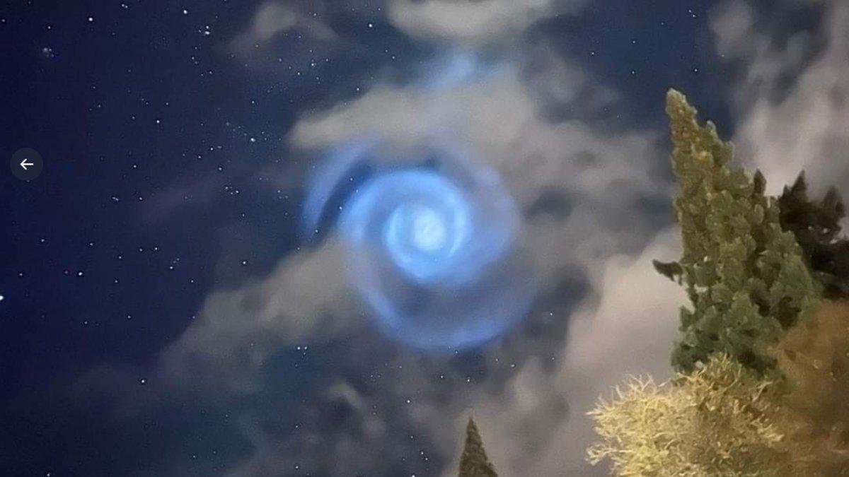  | Sorprendentes nubes azules en forma de espiral captan la atención de la población en Nueva Zelanda