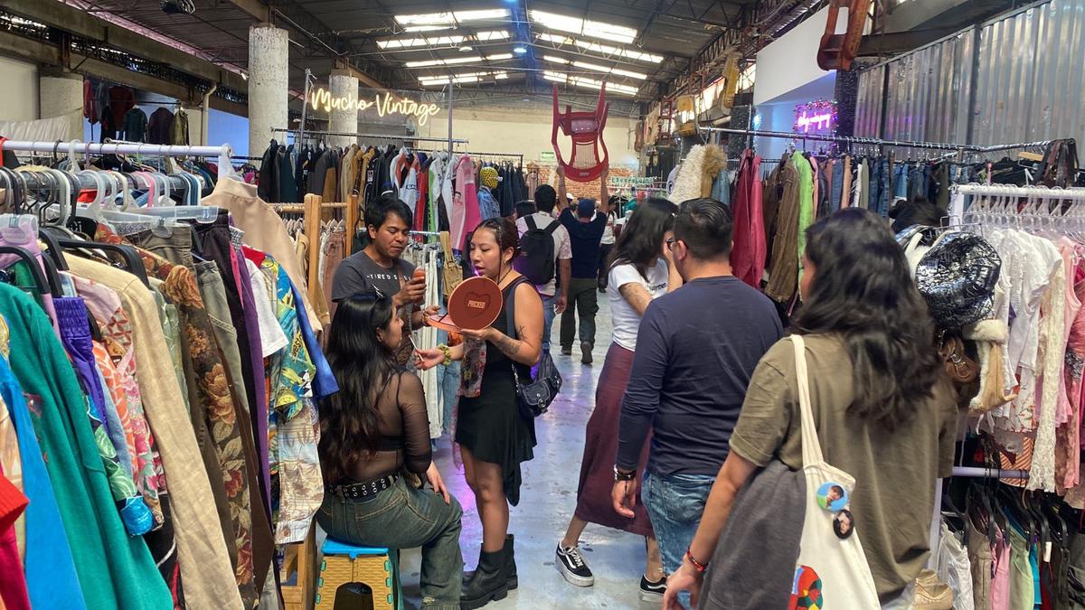 | Adiós Bazar es un establecimiento donde venden ropa vintage.