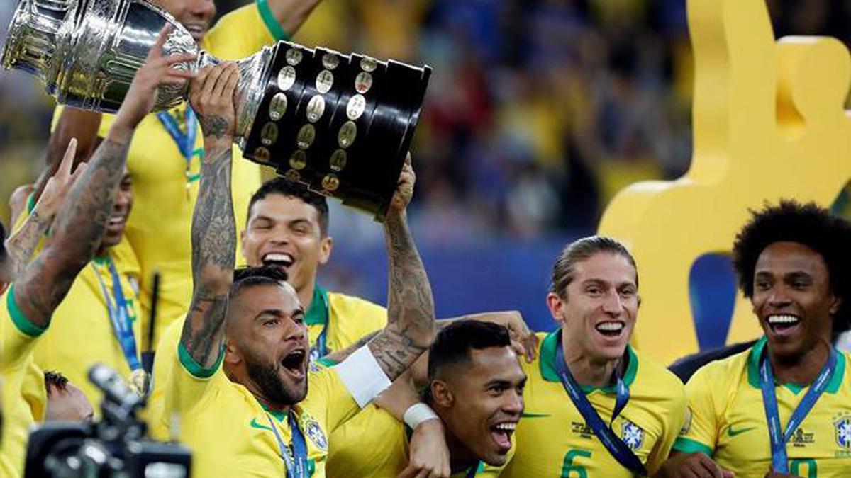 Copa América 2019 | Dani Alves levanta el trofeo de campeón en la Copa América 2019 (EFE)