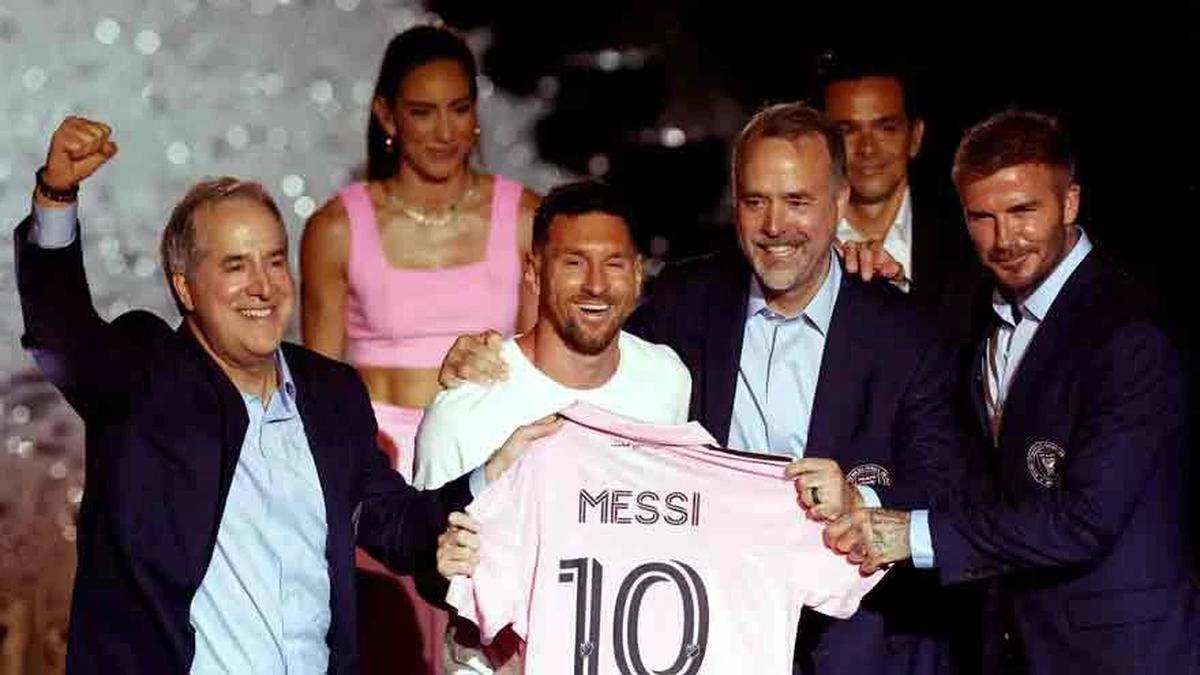 Inter Miami | Jorge Mas levanta al puño en la presentación de Lionel Messi en su equipo.