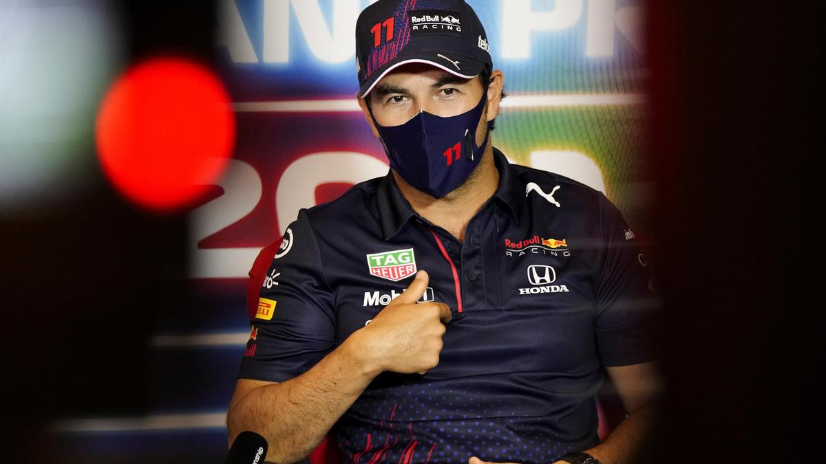 El piloto holandés de Fórmula Uno Max Verstappen de Red Bull Racing reacciona en el parque cerrado después de tomar la tercera posición en la clasificación para el Gran Premio de Fórmula Uno 2021. /EFE