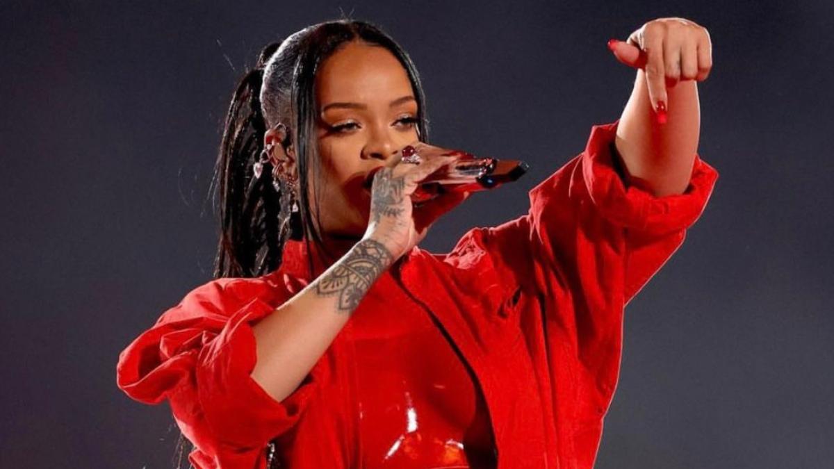  | ¿Rihanna realmente hizo un símbolo Illuminati en el Super Bowl 2023? Esto se sabe.