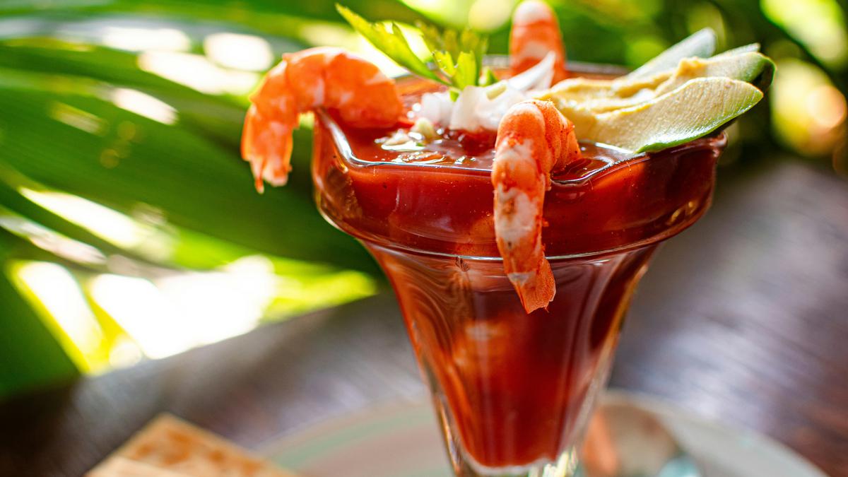 El refresco que debes añadirle al coctel de camarón para que quede más delicioso