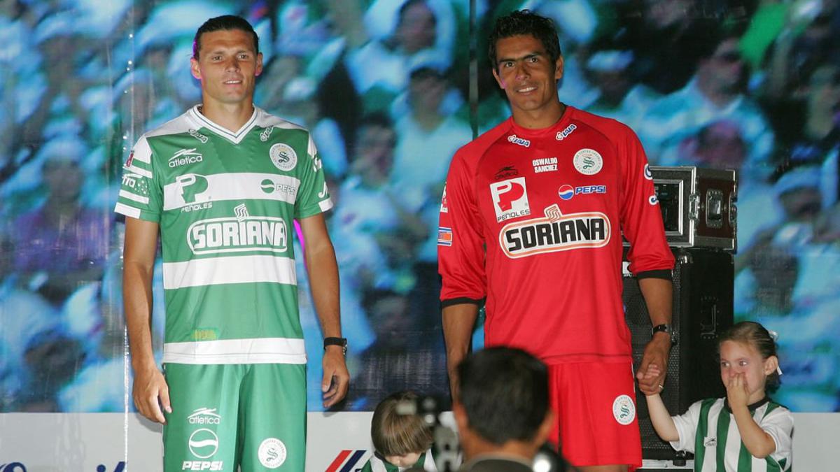 Santos Laguna | Fernando Ortiz, actual DT de Monterrey, y Oswaldo Sánchez se coronaron en el 2008. Crédito: Mexsport.