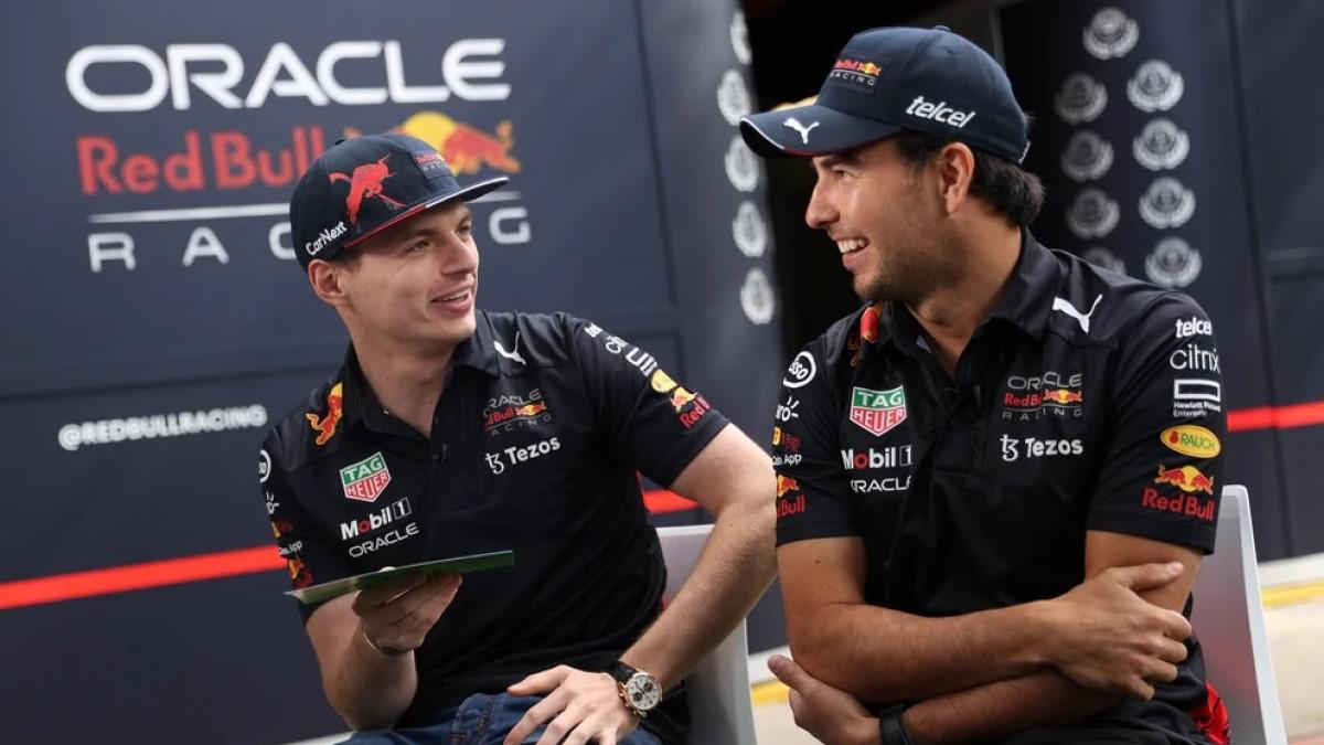 'Checo' Pérez decidió felicitar a Verstappen por el título obtenido hoy. | Reuters
