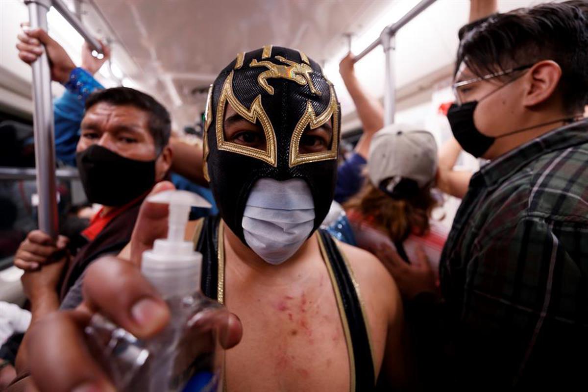  | Luchadores combaten la pandemia de Covid y reparten cubrebocas en el Metro de la CDMX