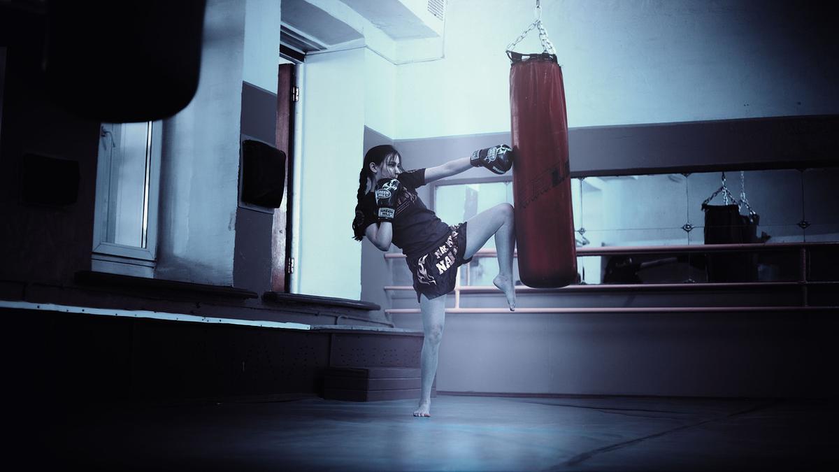 Pixabay | Un estudio reveló que,un entrenamiento de kickboxing cardiovascular 350 y 450 calorías por hora.
