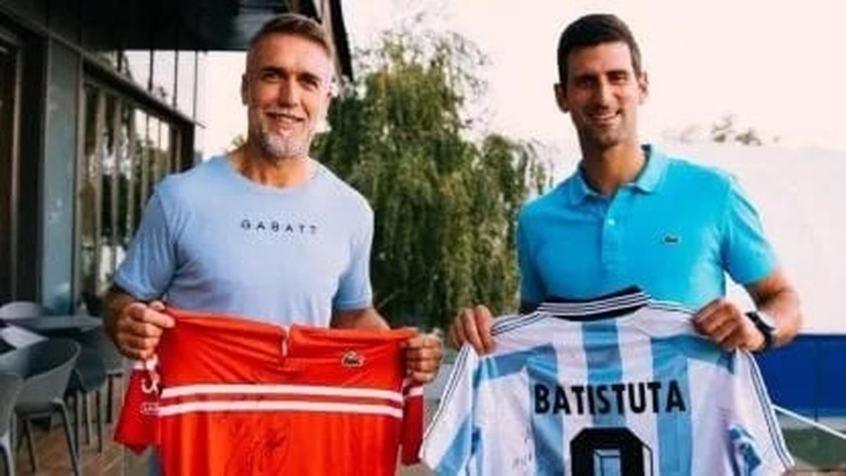  | El serbio Novak Djokovic conoció al exjugador argentino Gabriel Batistuta.