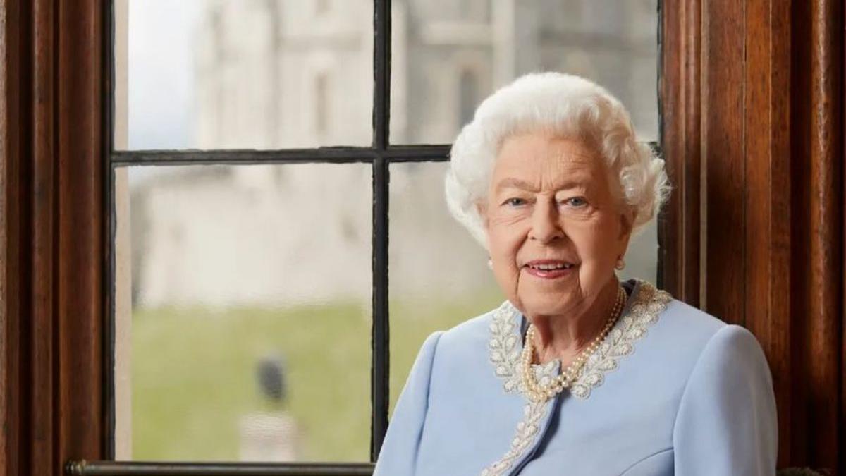  | Muchos cibernautas se preguntaron qué le pasó a la Reina Isabel II en la mano, pues se notó que tenía una enorme mancha negra.
