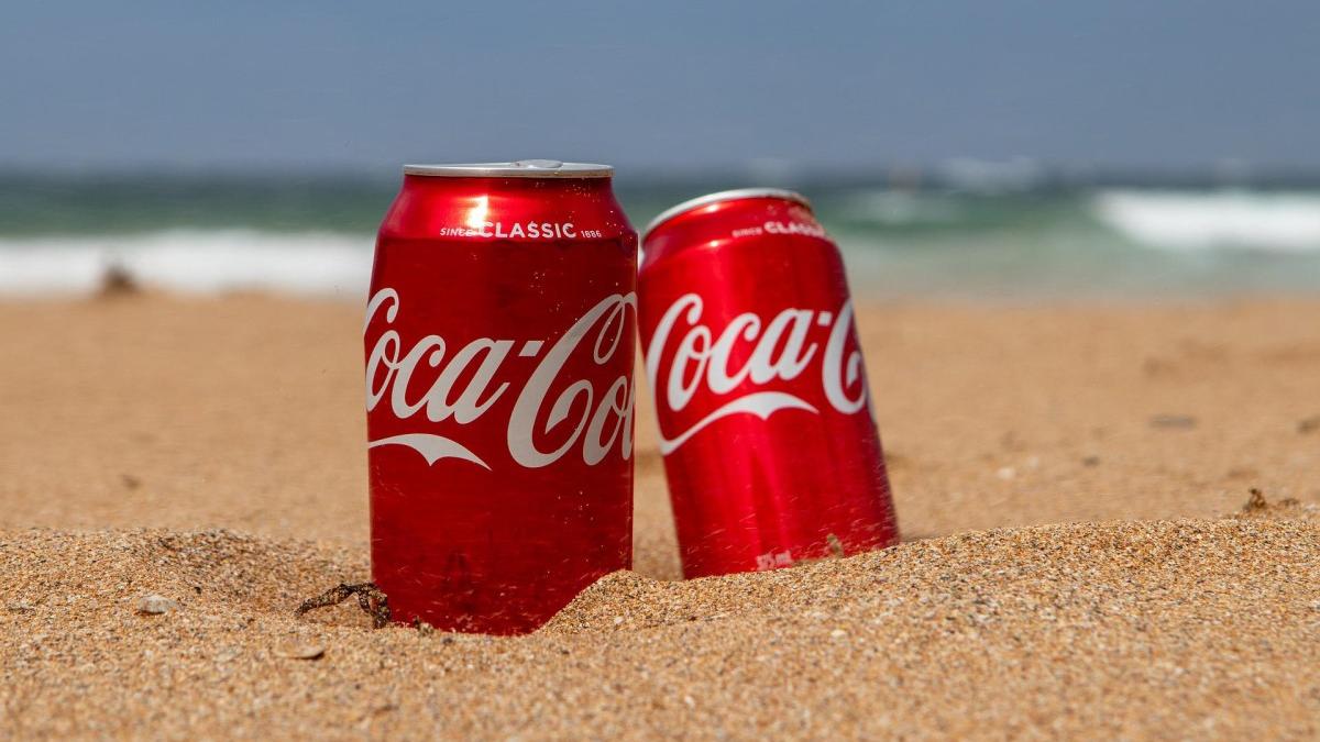 La Coca-Cola de lata tiene un ligero sabor a metal.