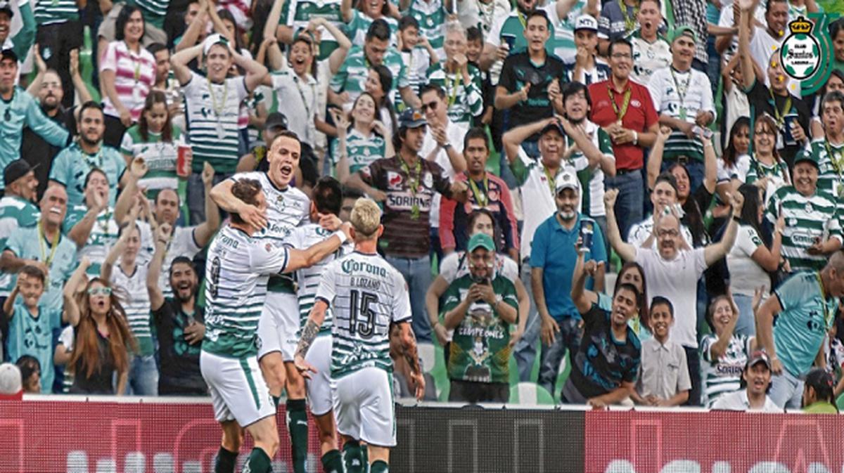  | Jugadores de Santos festejando un gol junto a su afición. Fuente: Twitter: @ClubSantos