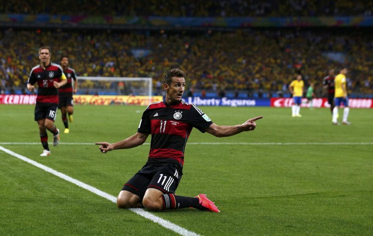 El alemán Miroslav Klose celebra un gol a Brasil | El alemán Miroslav Klose celebra tras convertir frente a Brasil en su duelo de semifinales de la Copa del Mundo en Belo Horizonte en 2014 (Reuters