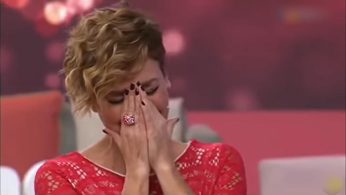  | La conductora Carmen Muñoz derramó unas lágrimas tras recibir una inesperada sorpresa en Televisa.