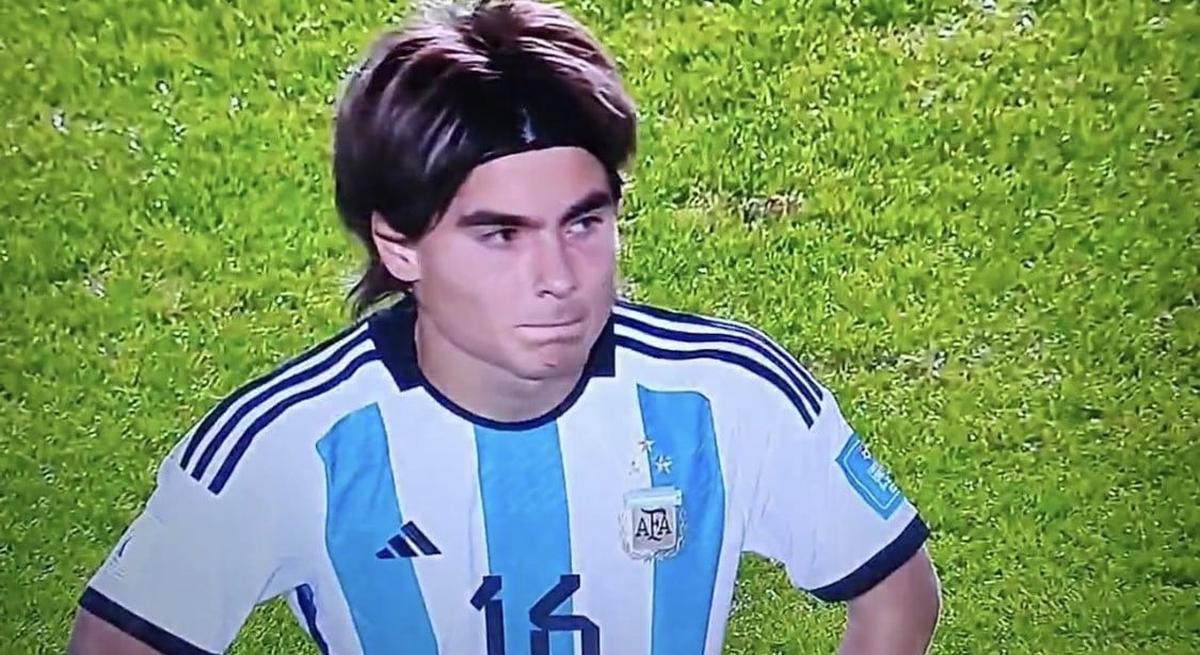 Luka Romero | El 'Messi' mexicano estrelló un baón al poste. | Foto: Especial
