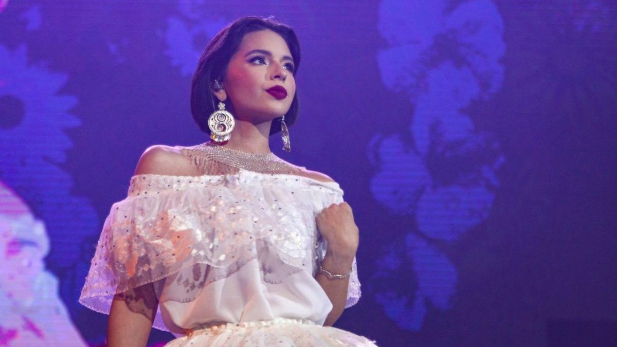  | Ángela Aguilar contó cuál es su rutina antes de dar un show en vivo y comentó que “no le gusta que la toquen” antes de subir al escenario.