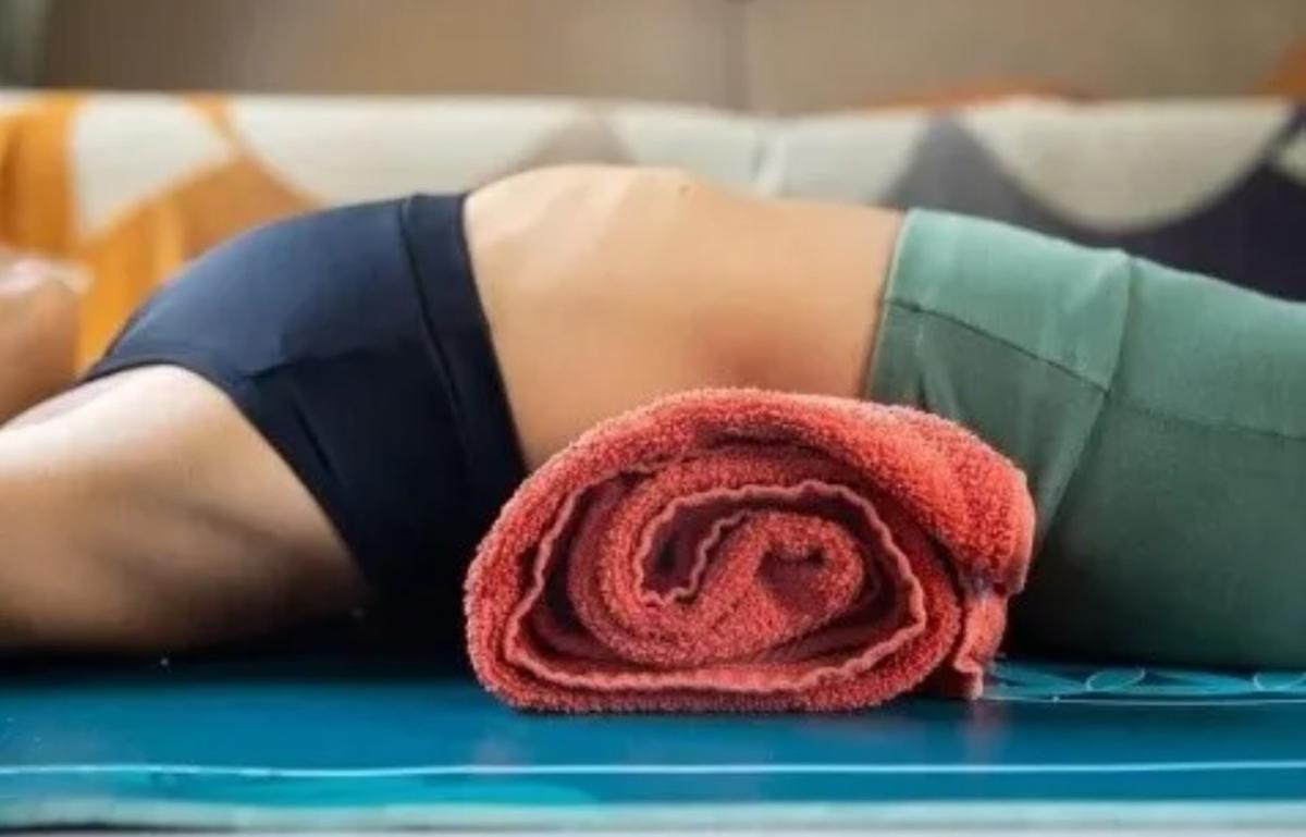  | Colocar una toalla enrolladla debajo de la cintura, en las lumbares, a la altura del ombligo.
Foto: Clarín