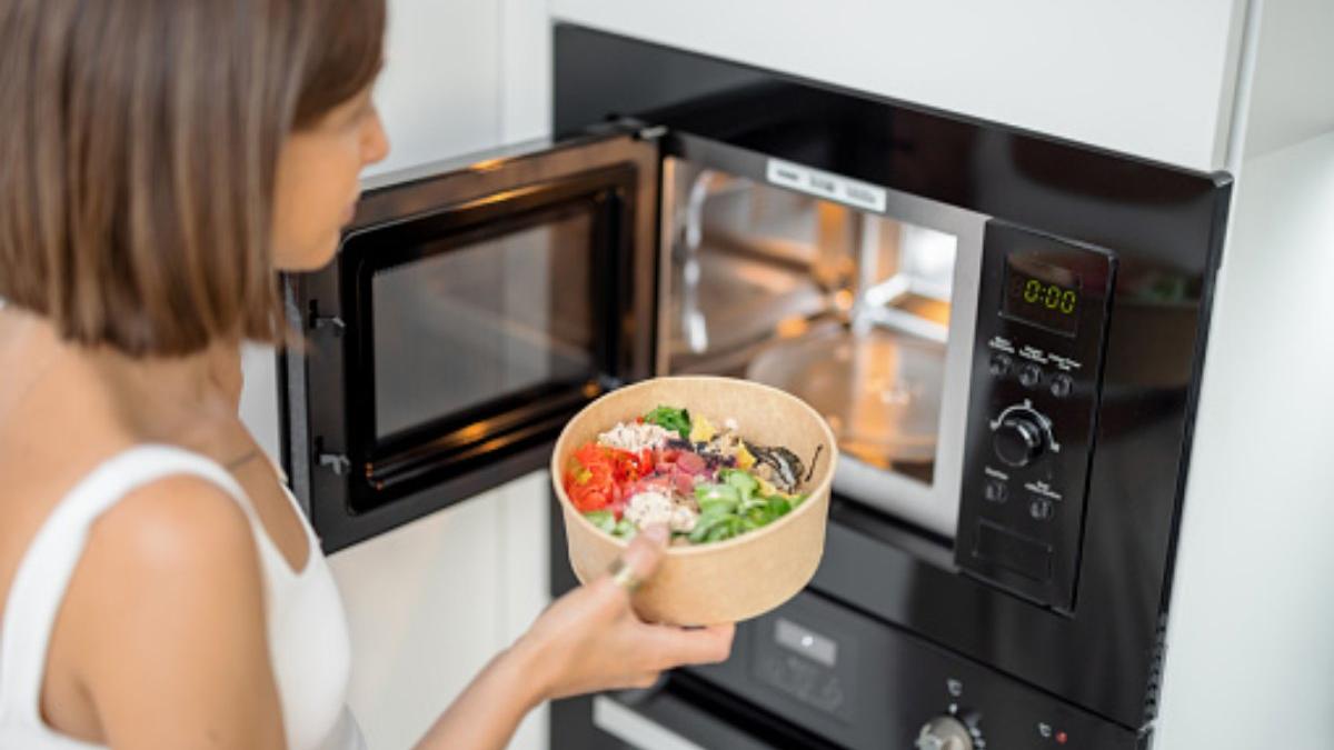  | Calentar toppers de comida en el horno de microondas no siempre es la práctica más segura.