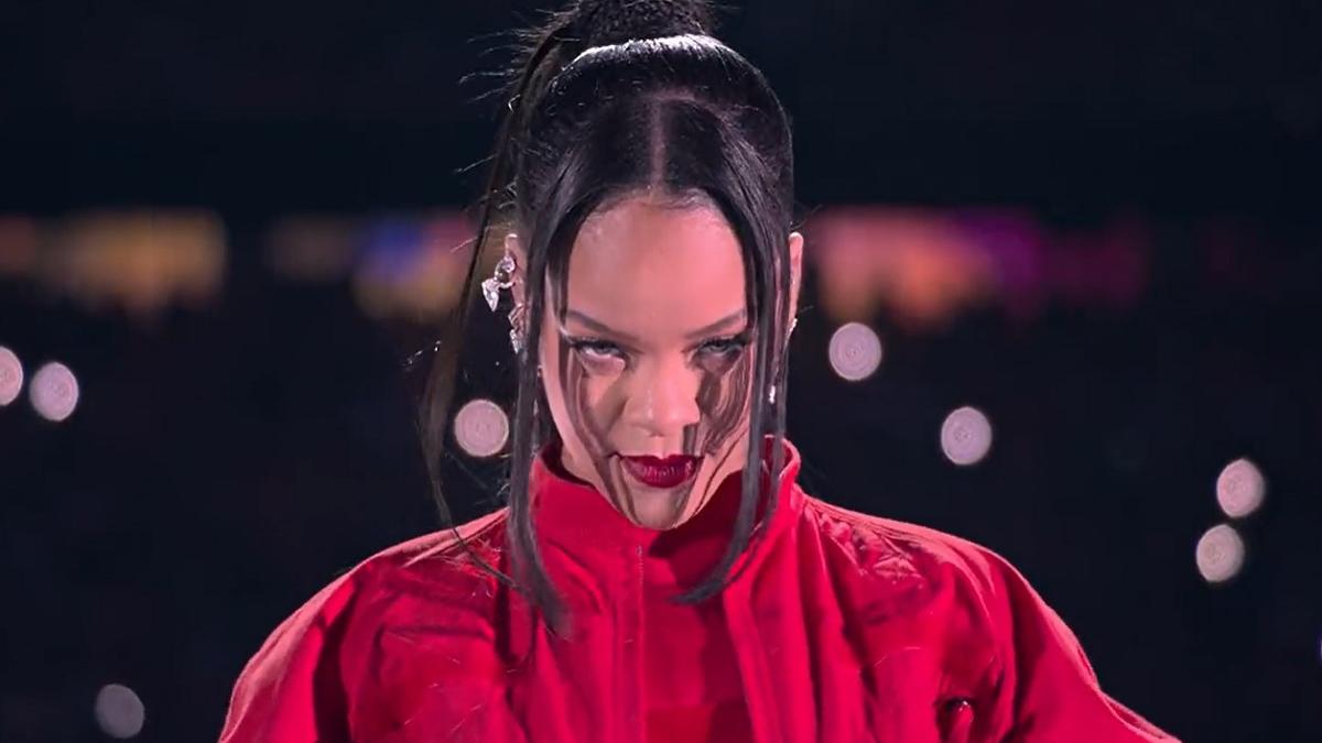  | Rihanna apareció con un atuendo rojo en su show de medio tiempo del Super Bowl 2023.