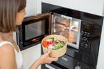 ¿Te puedes enfermar por calentar comida en el microondas dentro de envases de plástico?