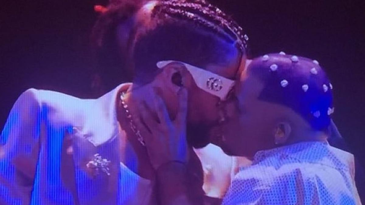 Bad Bunny dio un beso a uo de sus bailarines en los MTV VMas 2022.