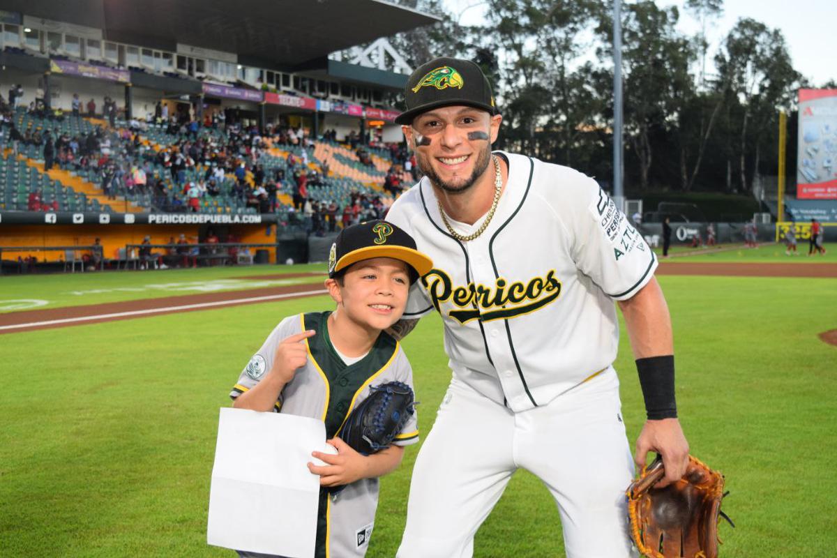 Beisbol | El pequeño Alonso fue encontrado y posó con los beisbolistas de Pericos de Puebla. Crédito: twitter @Pericos_Oficial.