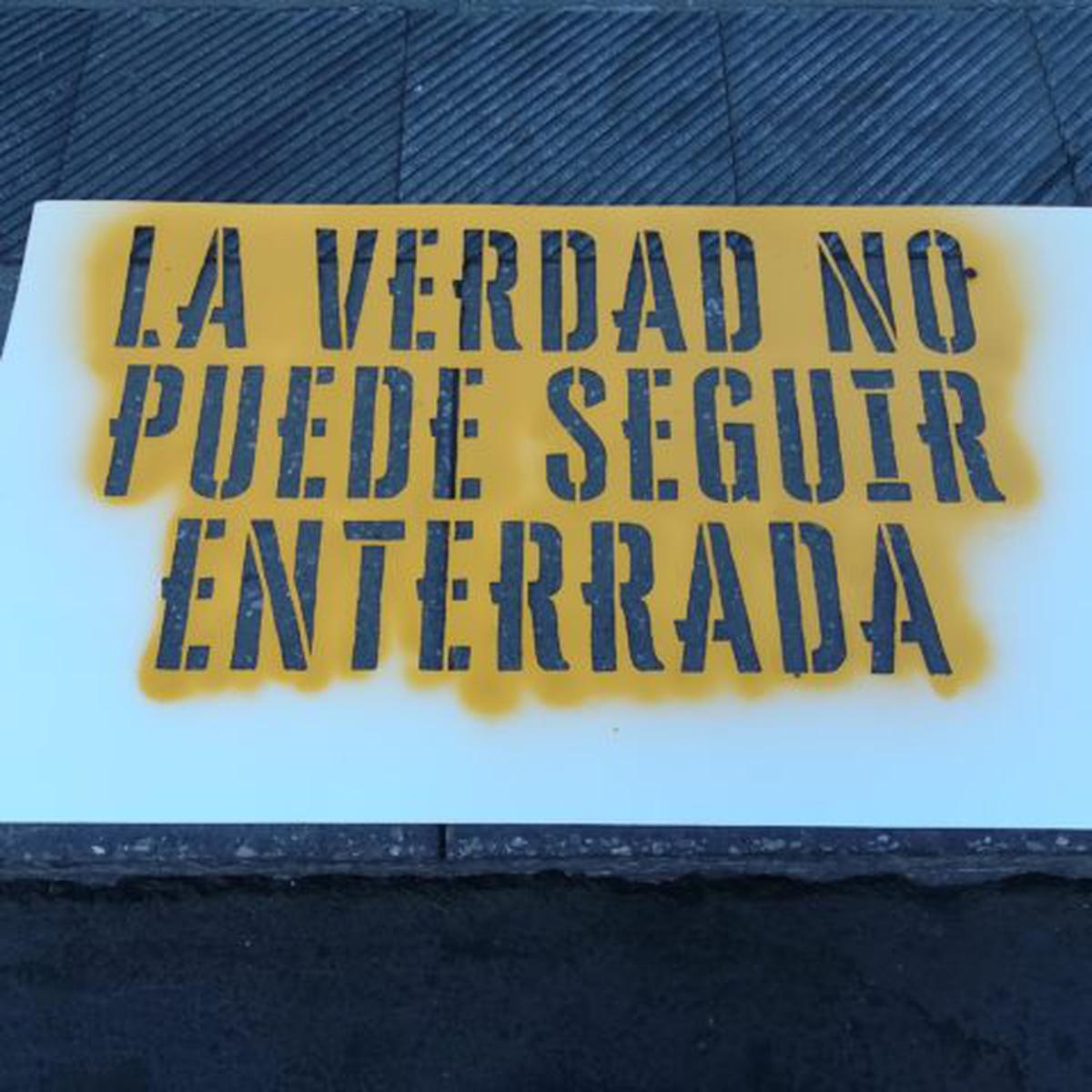  | Mensajes que los colectivos pintaron debajo de las fosas que simularon con tierra. Foto: Karime López