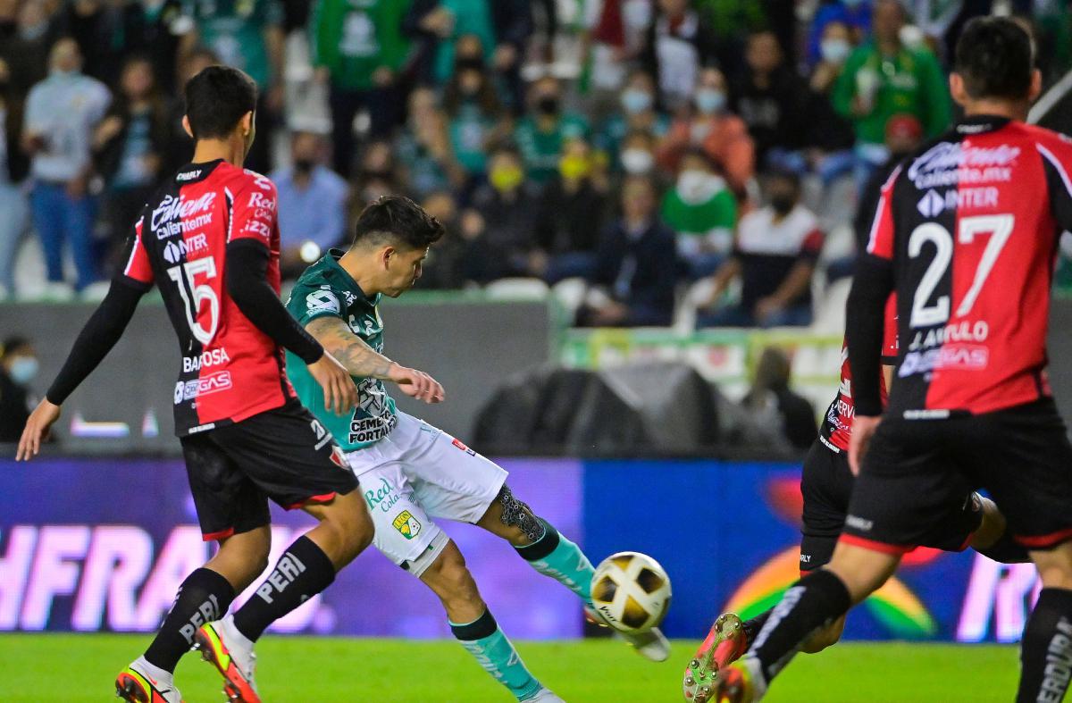  | Víctor Dávila anortó un golazo en el Nou Camp. TW: @LigaBBVAMX.