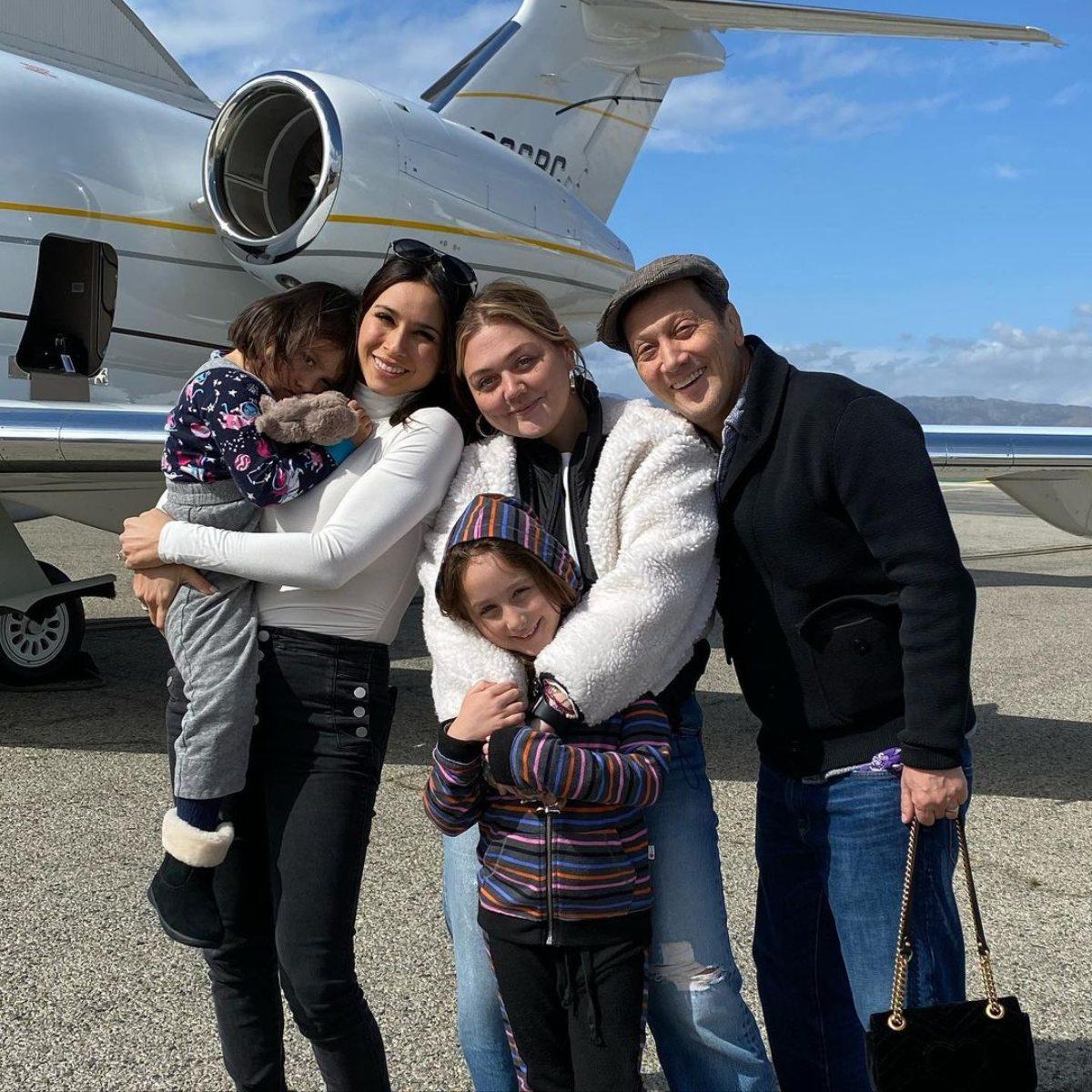  | Foto: Instagram @iampatriciamaya | En la foto aparecen Rob Schneider junto a la hija de su primer matrimonio, Patricia Maya y sus dos hijas pequeñas con el actor.