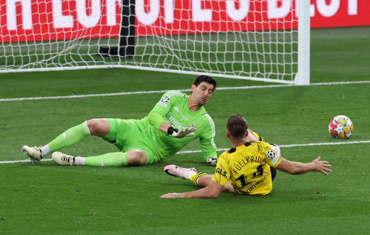 Courtois salva al Real Madrid | Tibhaut Courtois y el poste salvan al Real Madrid de ir perdiendo contra el Dortmund.