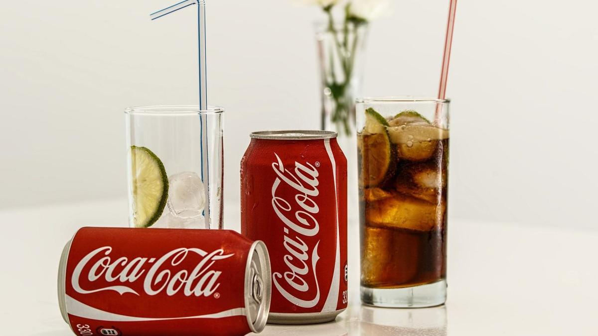 Una Coca-Cola puede contener varias cucharadas de azúcar.