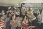 Kiss y la vez que visitaron un orfanato en México para limpiar su imagen de satanistas