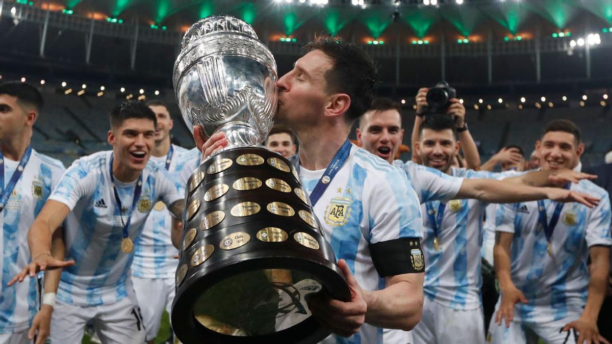 Lionel Messi campeón de América | Lionel Messi besa el trofeo de campeón de Copa América en 2021 (EFE)