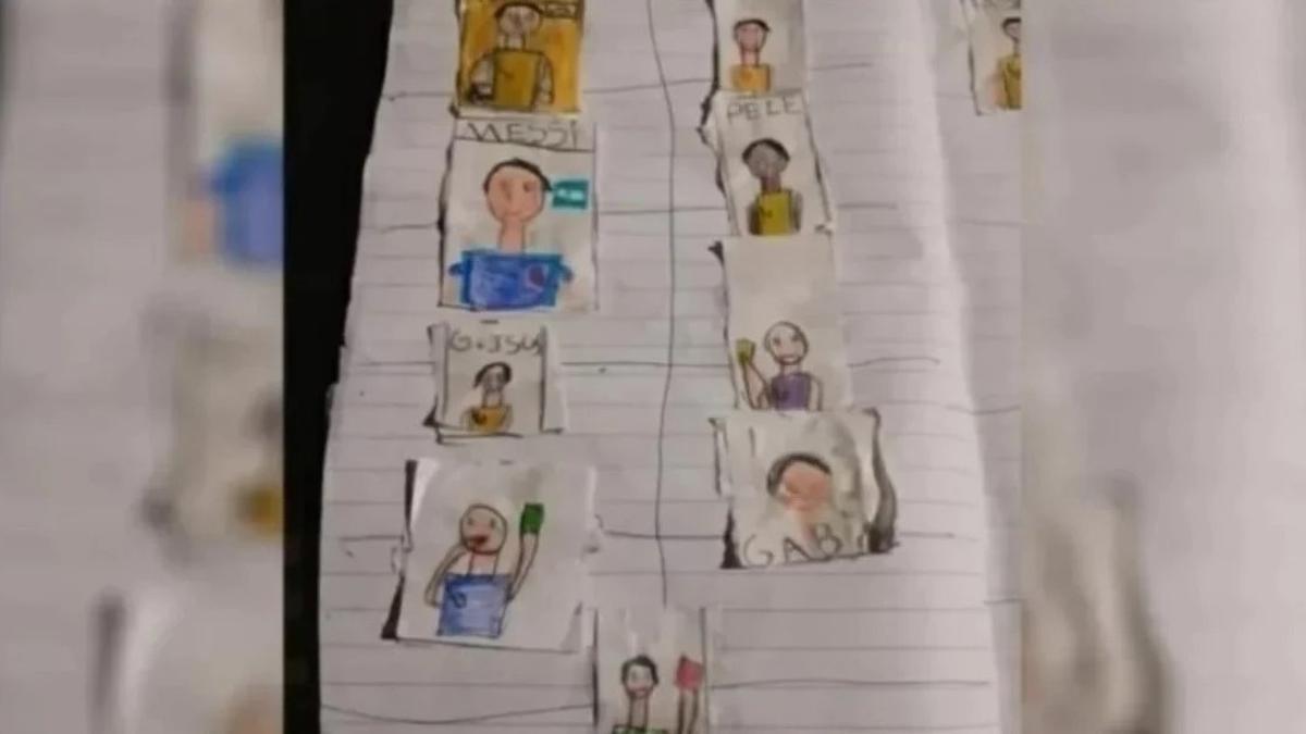 El niño quiso dibujar su propio álbum Panini.